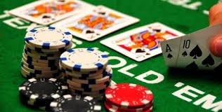 Pengguna menjaga akses akun di ponsel